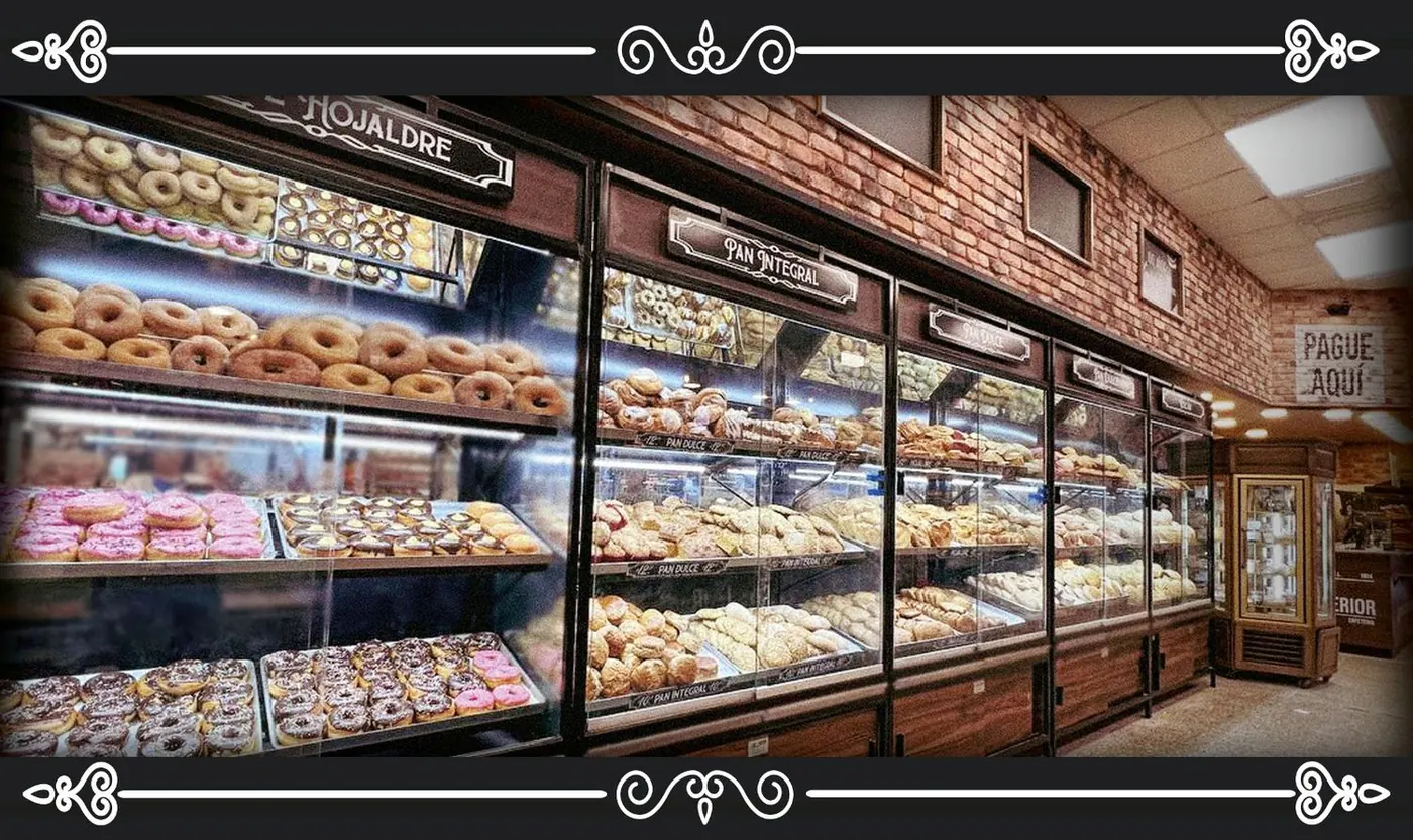 Vitrinas de pan dulce, hojaldre y pan integral en La Superior