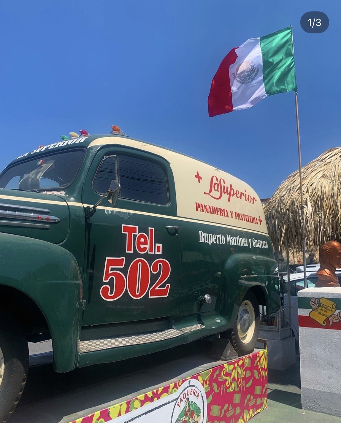 Camioneta verde y crema rotulada en homenaje a don Chuy Montemayor, repartidor de la Panadería La Superior, con el teléfono 502