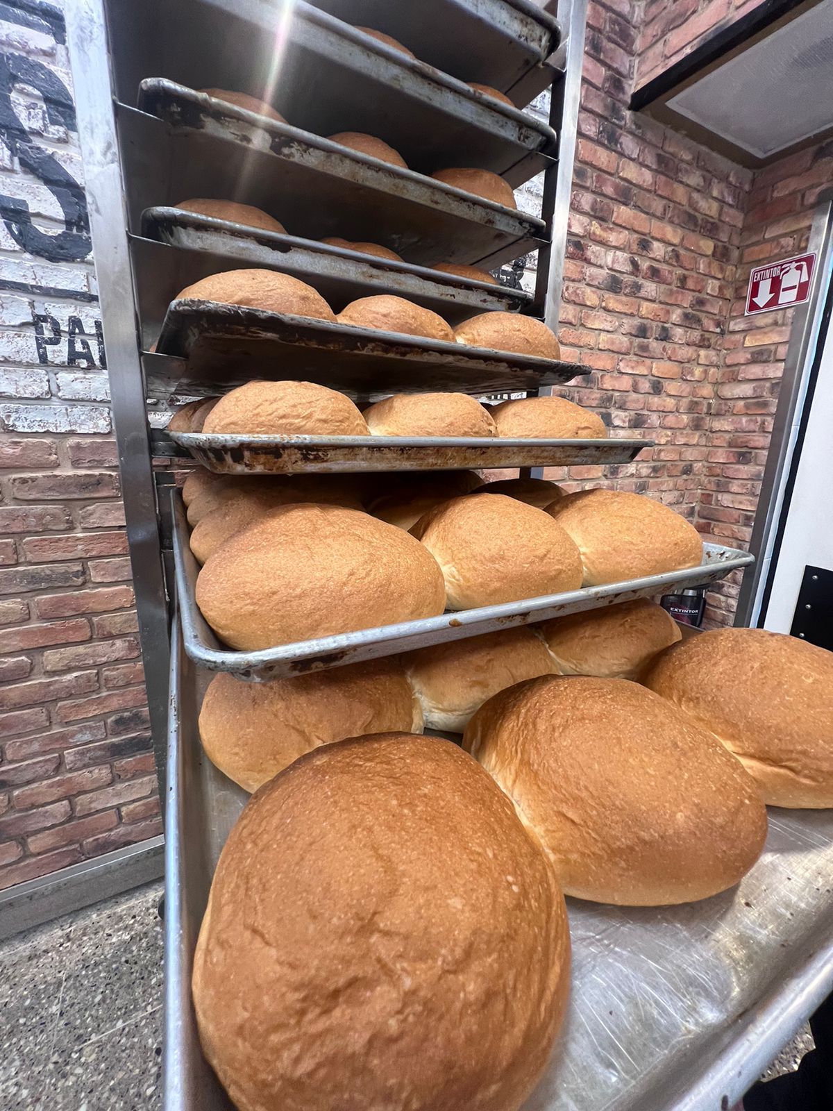 Charolas de margaritas en el obrador de La Superior