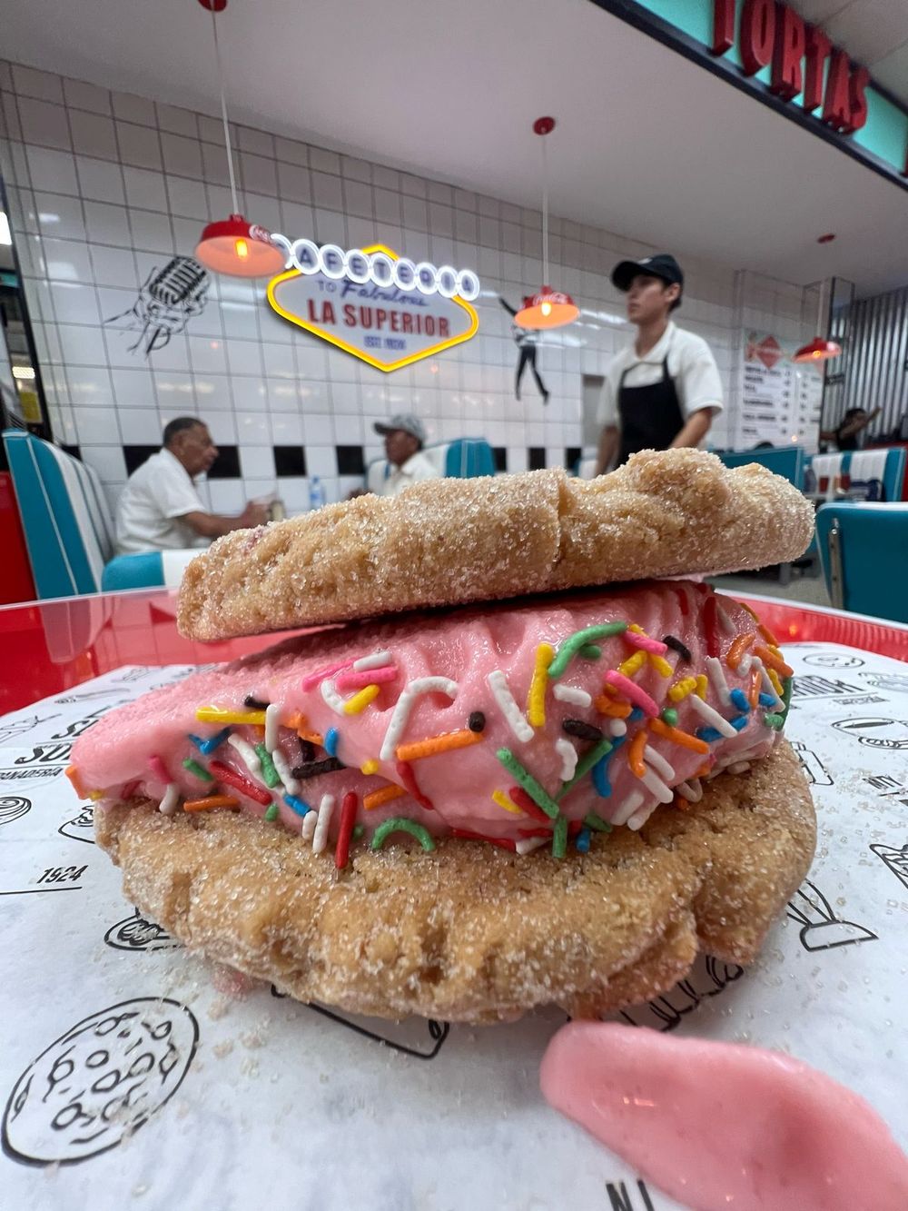 Gordita de nata con crema y grageas en la cafetería de La Superior