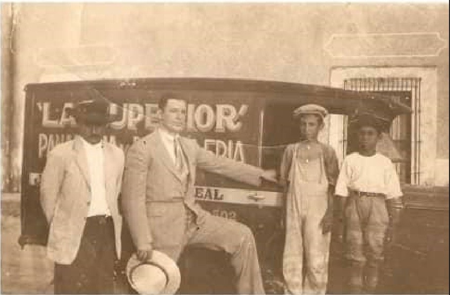 Camión de reparto de la Panadería La Superior con repartidores, primera mitad del siglo XX