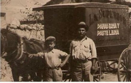 Carreta de reparto tirada por caballo con el rótulo Panadería y Pastelería La Superior