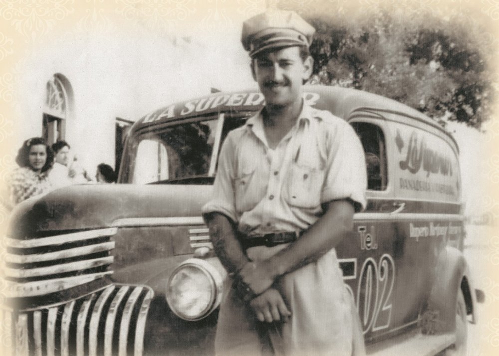 Don Chuy Montemayor recargado en la camioneta de reparto de la Panadería La Superior