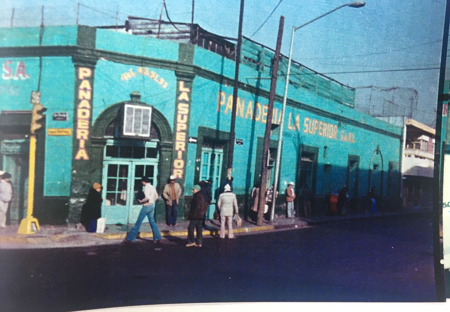 La Panadería La Superior pintada de verde turquesa, con el rótulo en amarillo