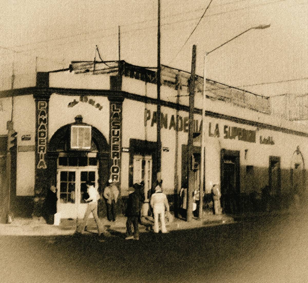 Fachada original de la Panadería La Superior en la esquina de Vicente Guerrero y Ruperto Martínez, Monterrey