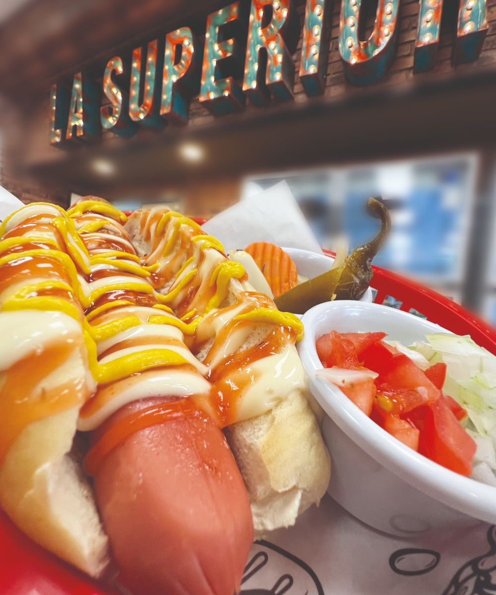 Hot dog con papas y verduras en La Superior