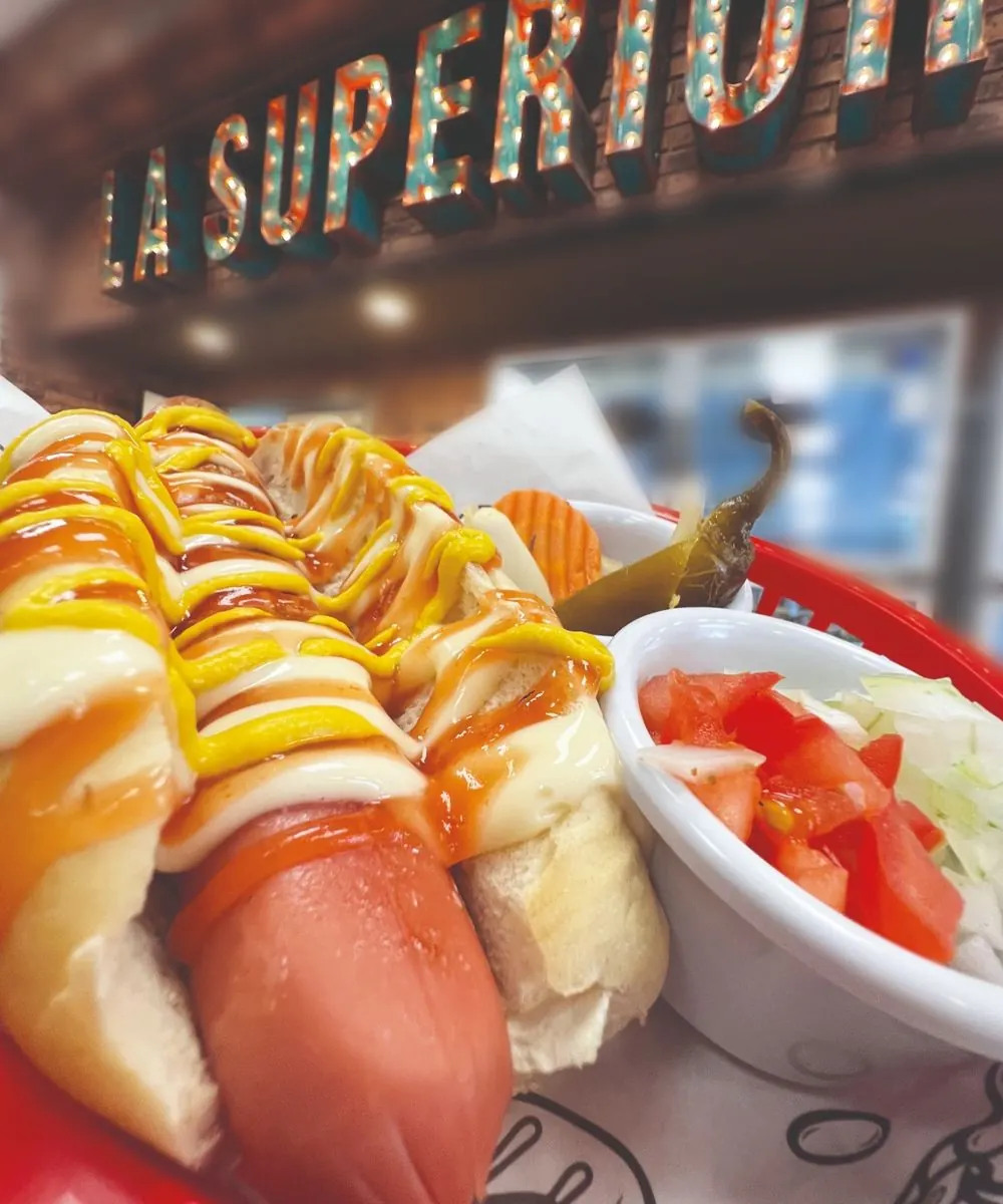 Hot dog con papas y verduras en La Superior