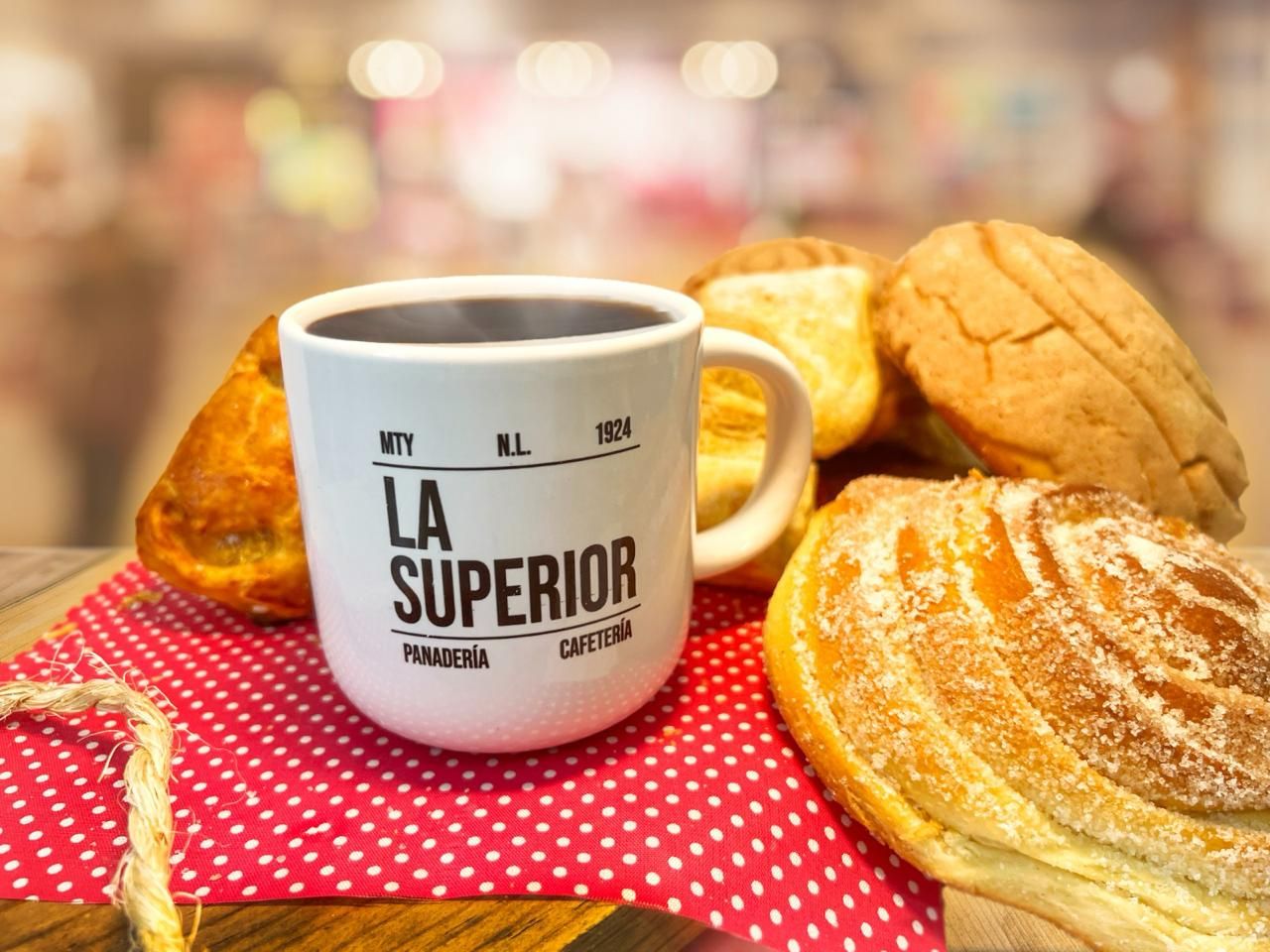 Concha, empanada y café en taza La Superior 1924