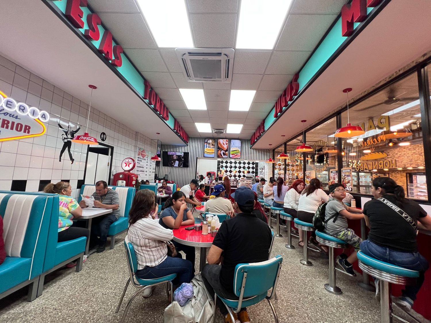 Pasillo de la panadería La Superior con las vitrinas y el mostrador de pan blanco