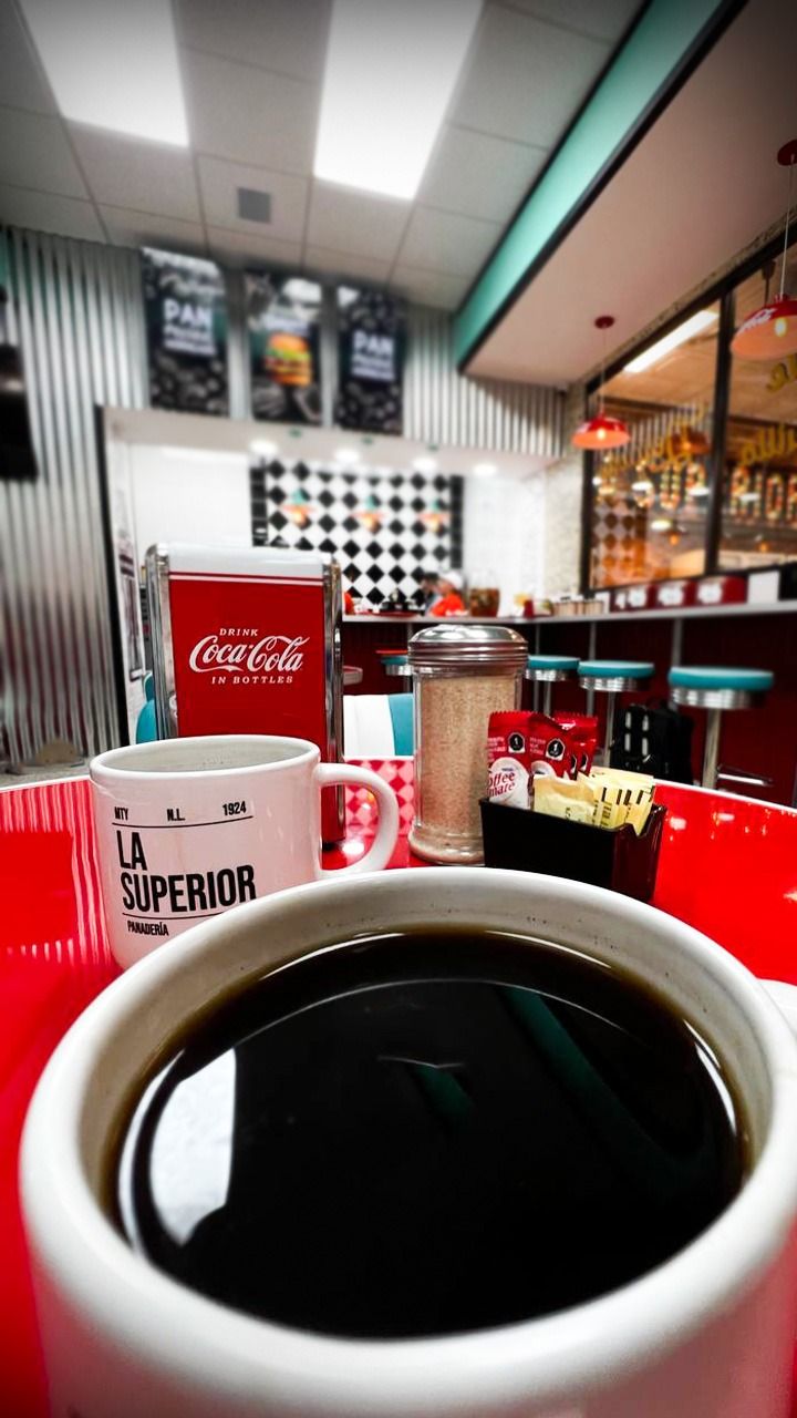 Taza de café La Superior 1924 en la barra de la cafetería