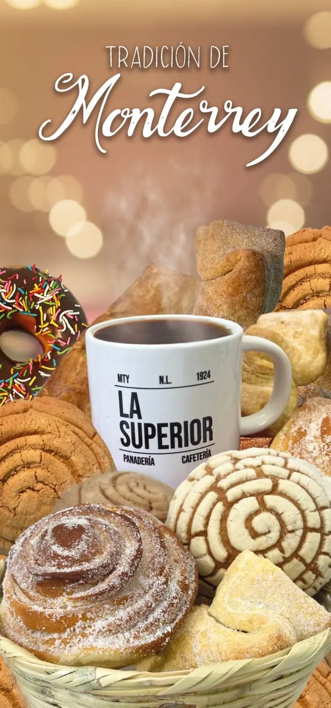 Canasta de pan dulce con concha y taza de café La Superior